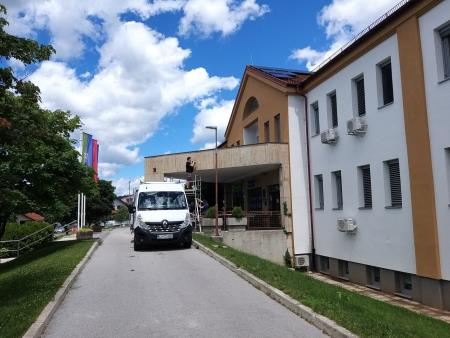 Montaža napisa na ZD Cerknica Foto Boštjan Otoničar (1)